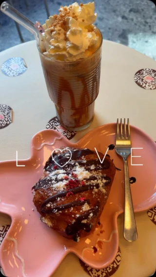 Salty caramel ice lattttteee & chocolate croissant 🫠🫠🫠
